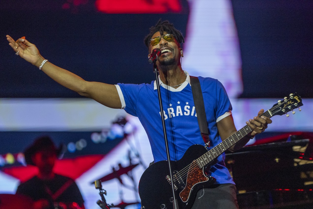 Crítica: No Rock in Rio, Jon Baptiste faz mergulho no pântano de delicadeza da música de Nova Orleans, do Brasil e do mundo