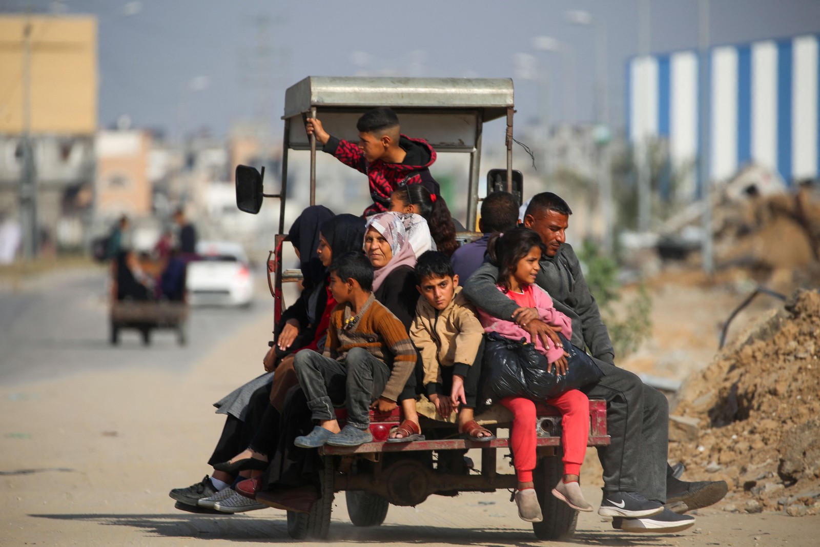 Palestinos fogem do campo de refugiados em Al-Maghazi, região central de Gaza, após ordem de evacuação de Israel — Foto: Eyad BABA / AFP