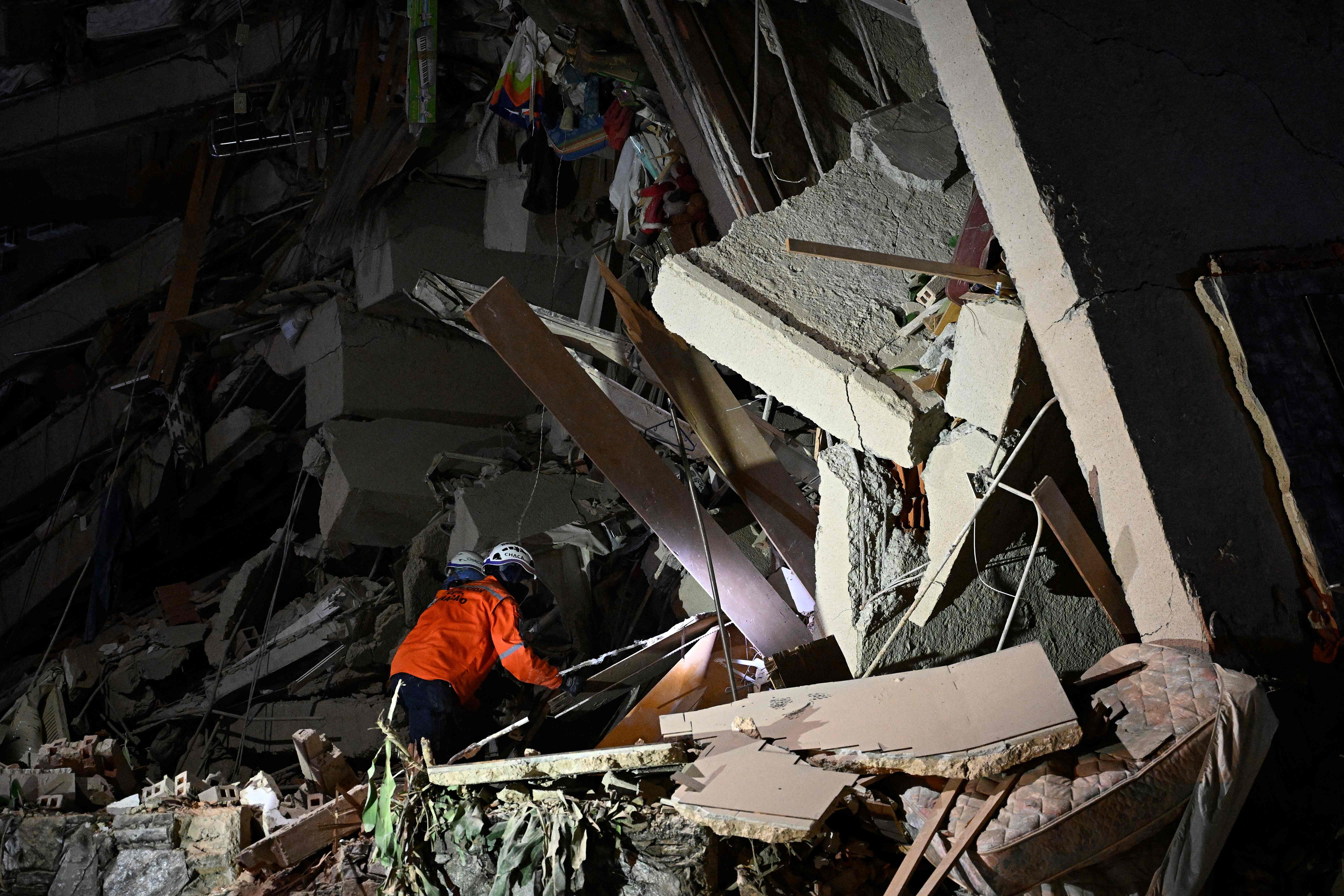 Terremotos deixaram ao menos  mortos e  feridos, além de destruição na Venezuela