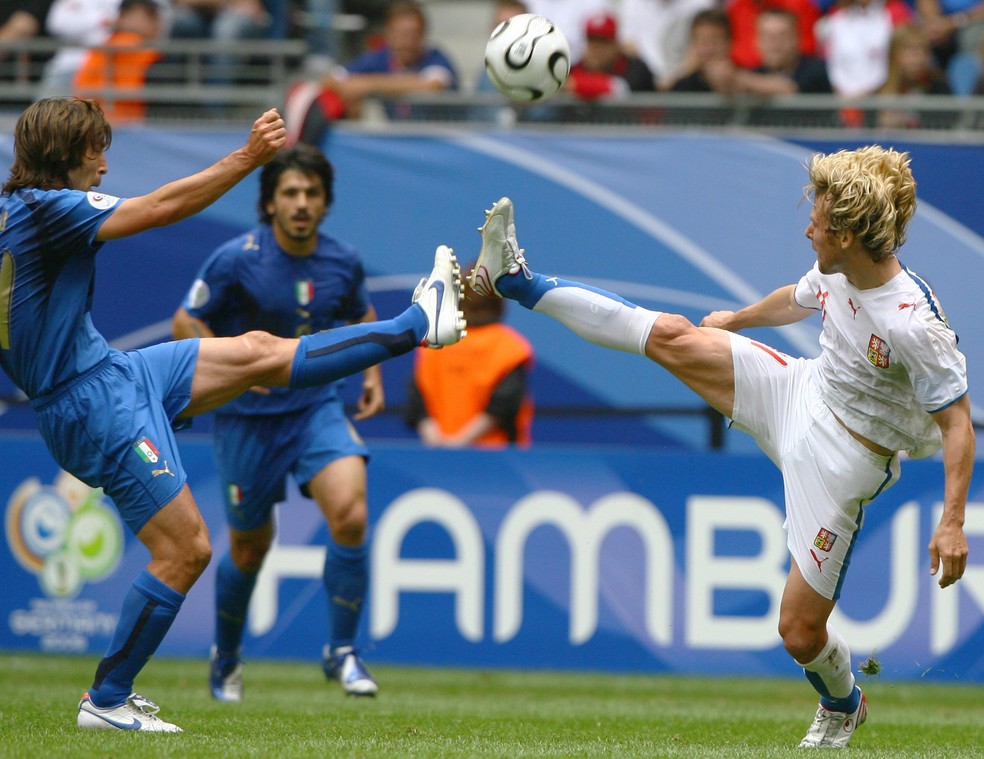 Nedved (à direita), craque da República Tcheca em 2006, disputa bola com Pirlo, da Itália: tchecos sofreram eliminação precoce em sua última Copa — Foto: Patrick Hertzog/AFP