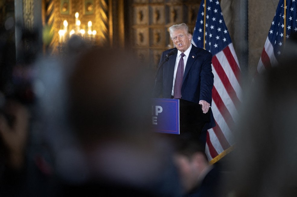 O presidente eleito dos EUA, Donald Trump, fala com membros da mídia durante uma coletiva de imprensa no Mar-a-Lago Club em 07 de janeiro de 2025 em Palm Beach, Flórida — Foto: SCOTT OLSON/GETTY IMAGES NORTH AMERICA/Getty Images via AFP