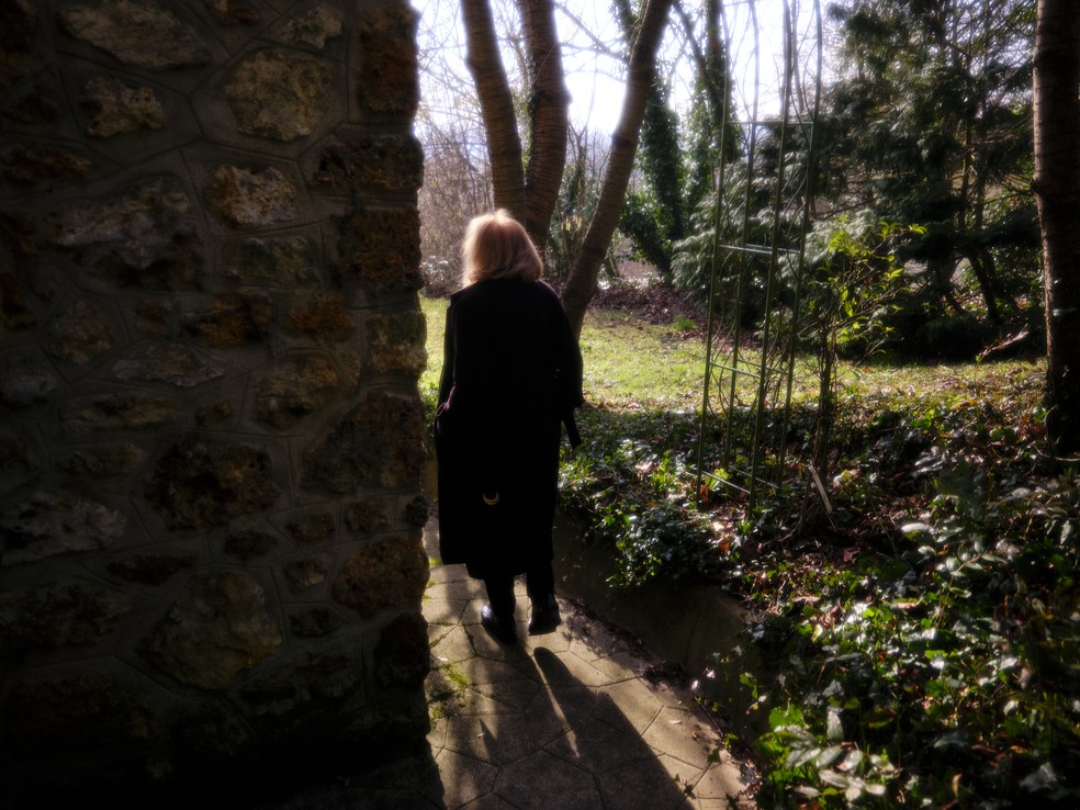 A escritora francesa Annie Ernaux no jardim de sua casa, em Cergy-Pontoise, a uma hora de trem de Paris — Foto: Fe Pinheiro