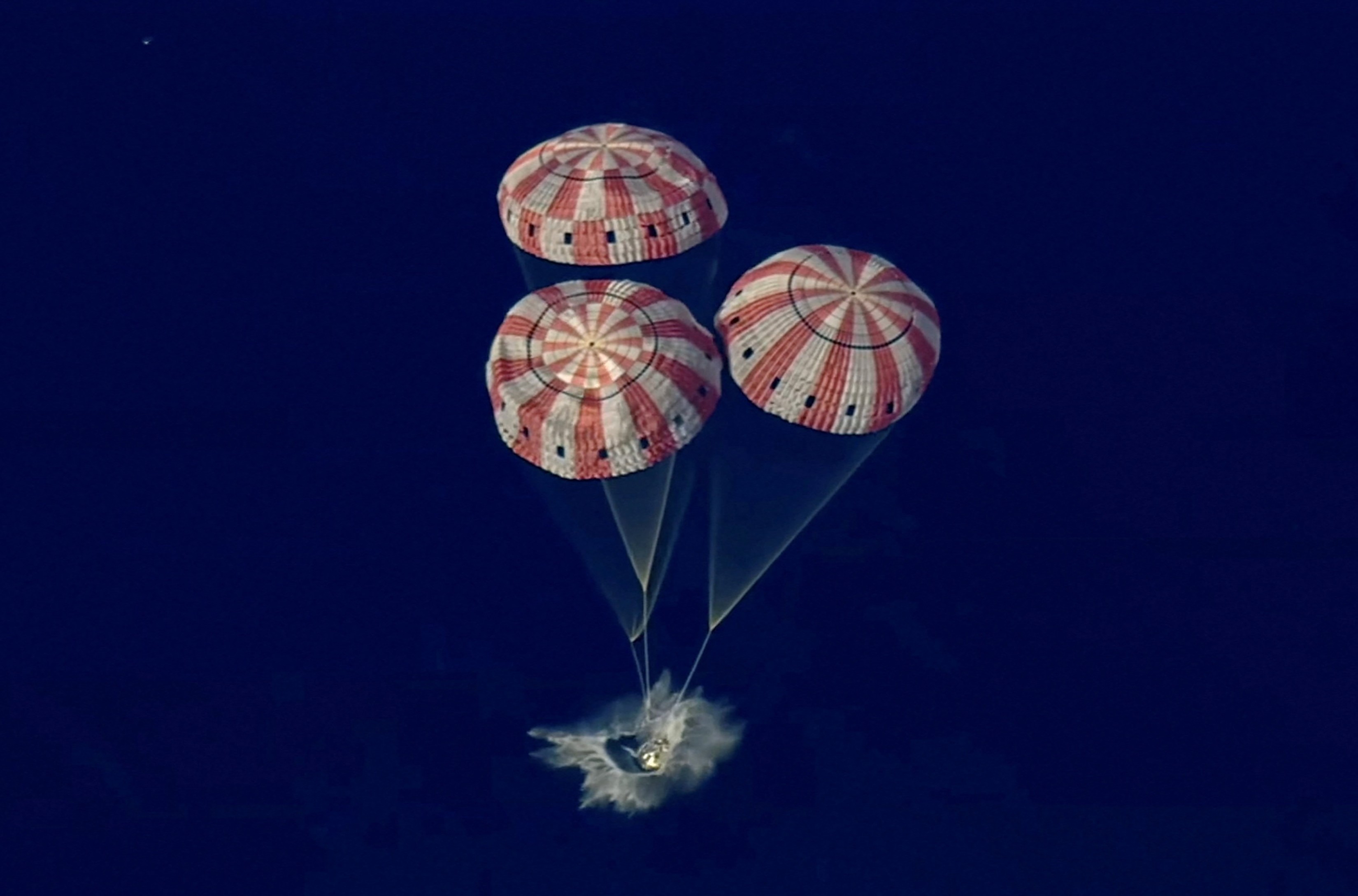 Artemis II ficou 6 minutos sem comunica&ccedil;&atilde;o durante reentrada; veja como foi a descida