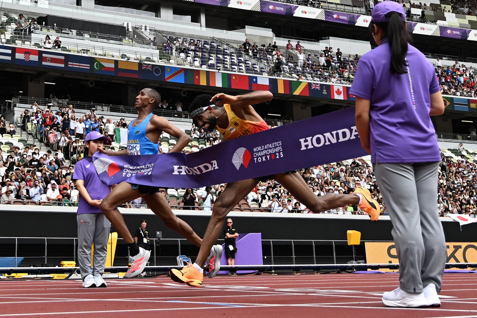 Alphonce Felix Simbu conquistou o primeiro ouro em maratona em um Mundial