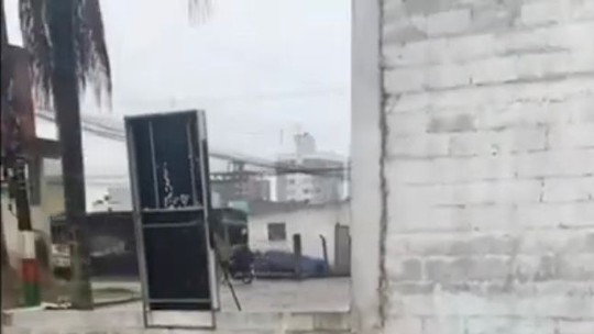 Mulher tem carro arrastado pela água em rua alagada de Camboriú, e pessoas em volta se desesperam; vídeo