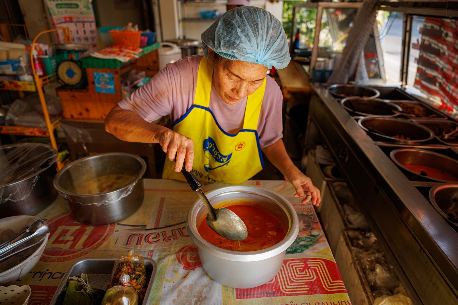 Cozinheira preparea a khao soi, uma sopa de curry eMacarrão, no restaurant Jay Jay Jay Chan, Em Lampang, No Norte daTailândia -foto -foto: Andre Malerba/The New York Times Times