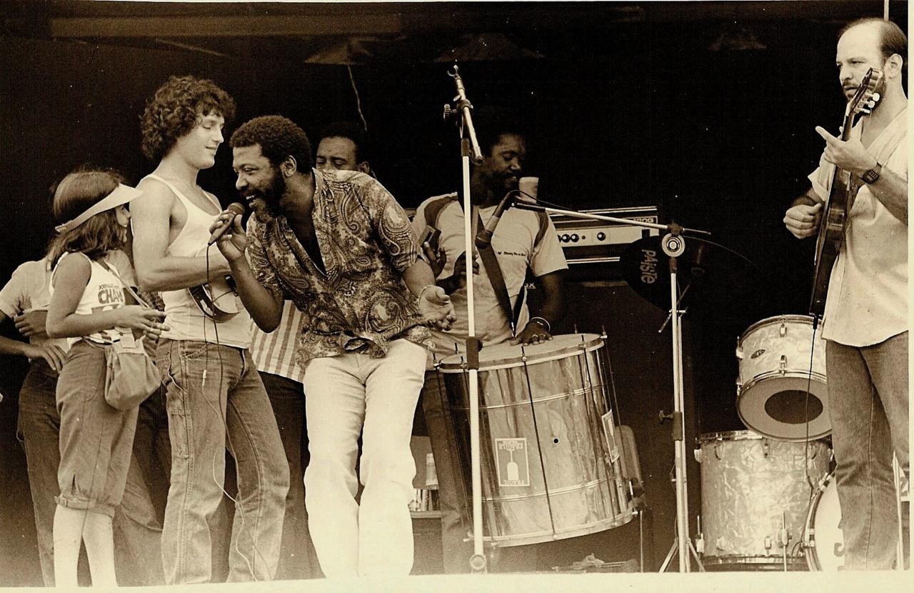 Martinho da Vila canta para Maeve Jinkings durante manifestção — Foto: Divulgação/Leila Jinkings