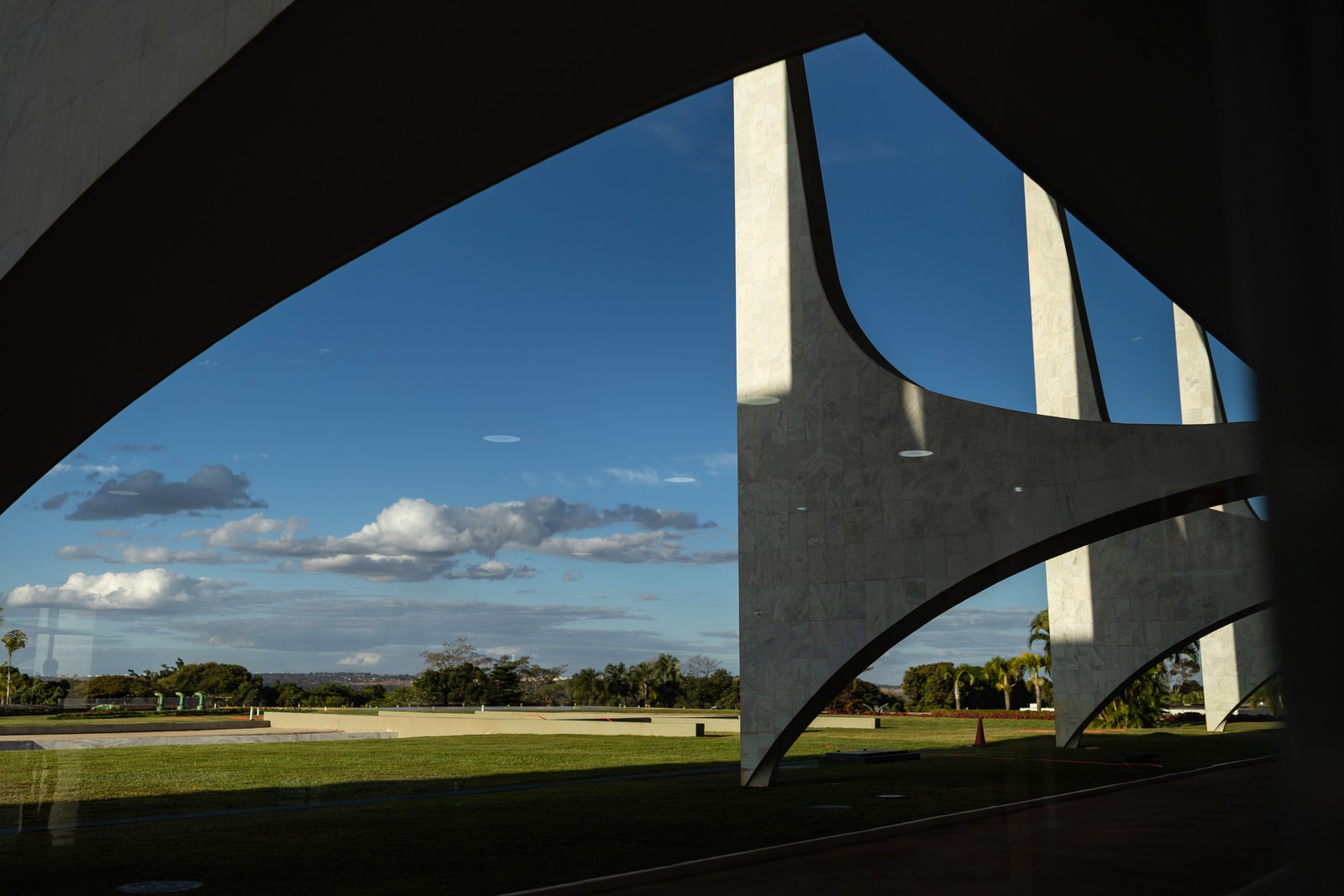 Colunas externas do Palácio do Planalto — Foto: Brenno Carvalho
