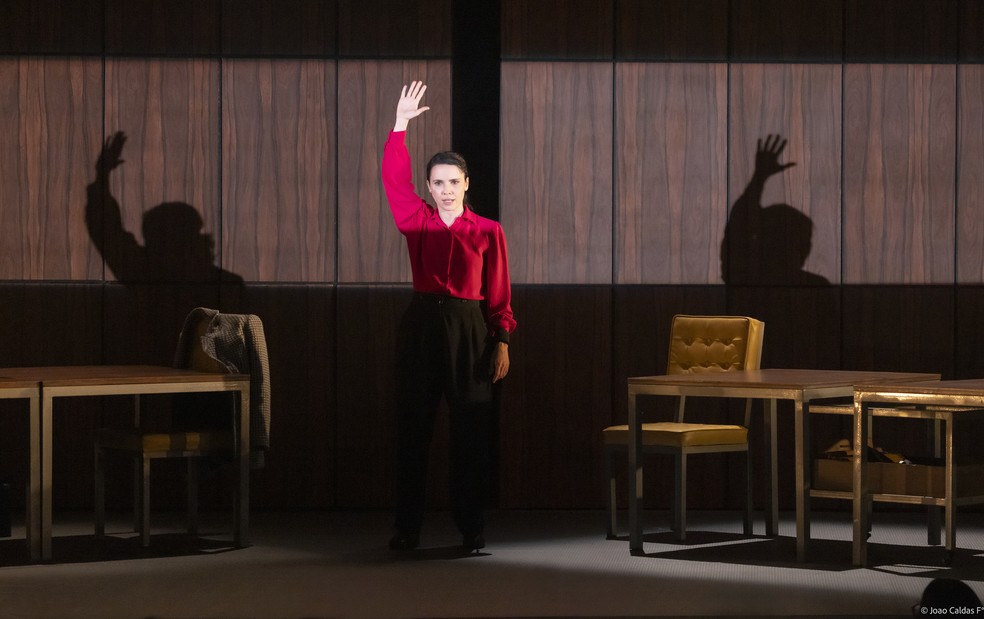 Débora Falabella em cena no espetáculo premiado'Prima facie' — Foto: Divulgação/João Caldas Filho