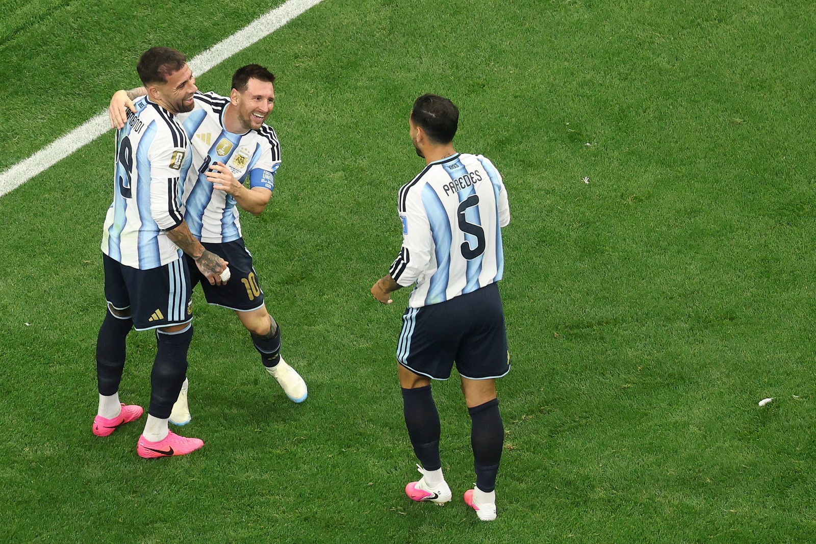 Lionel Messi comemora com Nicolas Otamendi e Leandro Paredes — Foto: Getty Images via AFP