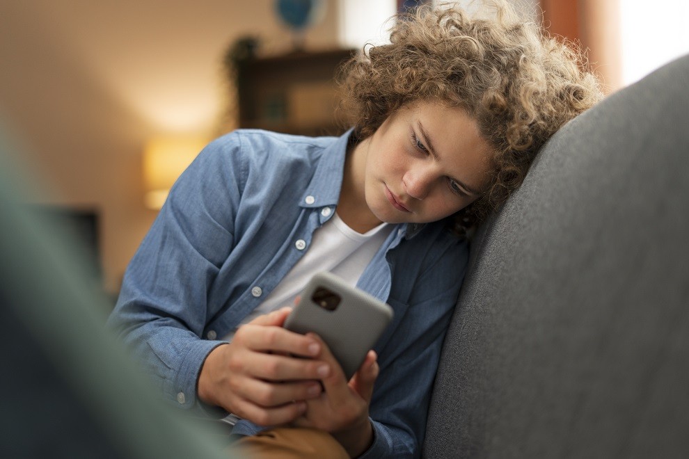 1 em cada 5 adolescentes recorre a IA em busca de conselhos sobre saúde mental (e a maioria mantém em segredo)