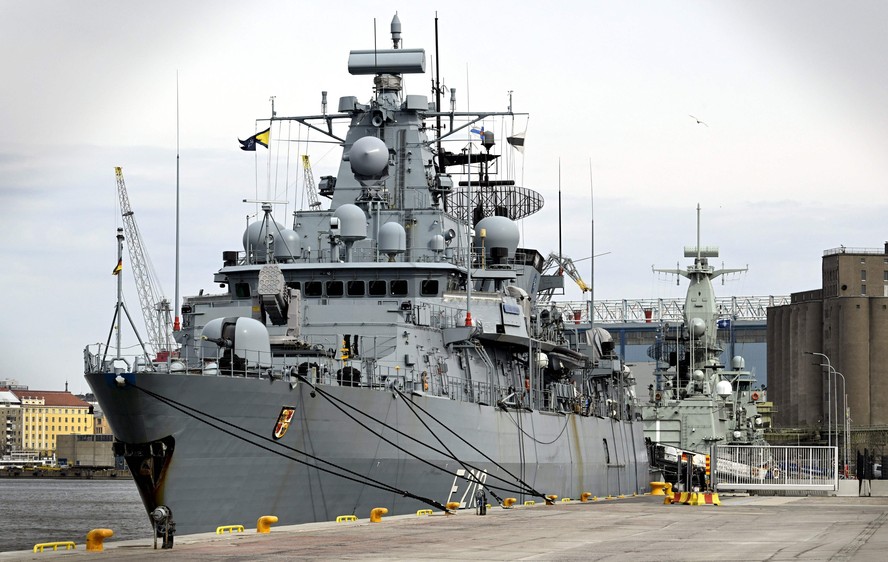 A fragata alemã Mecklenburg-Vorpommern atracada no porto de Helsinque, na Finlândia