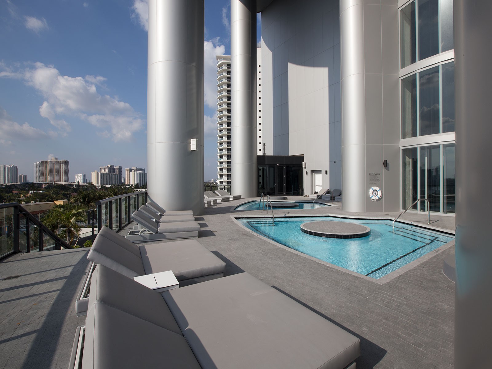 O prédio tem uma piscina pública e uma privada para cada apartamento — Foto: Divulgação/pdtowermiami.com