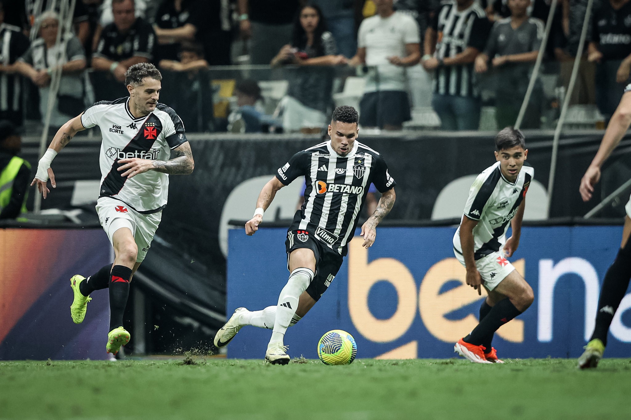 De virada, Atlético-MG vence o Vasco e abre vantagem na semifinal da Copa do Brasil