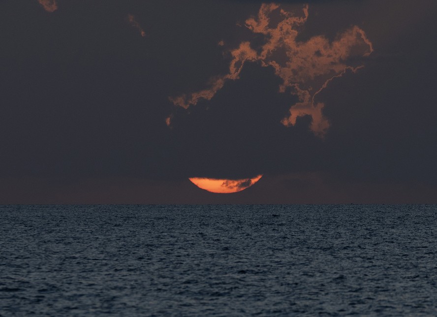 Sol nasce sobre o Oceano Atlântico em Miami Beach, na Flórida