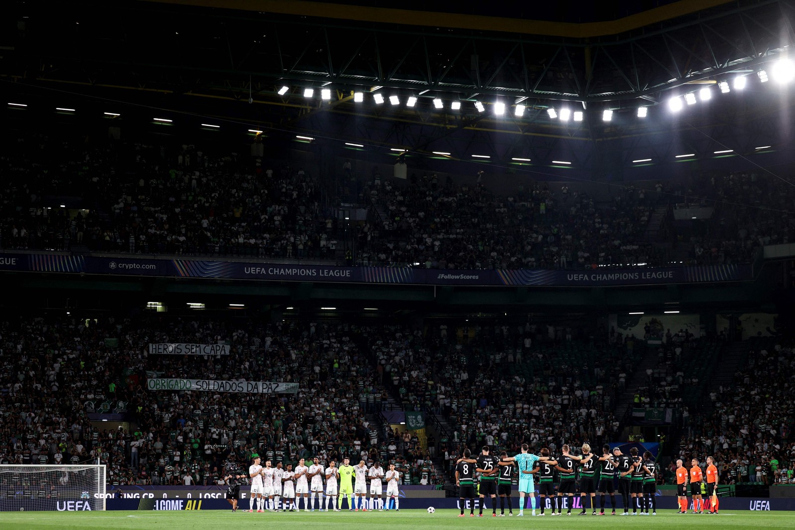 jogadores do sporting e lille em alvalade fazem um minute desilêncioem homeagem aos aos aos battle do fogo - foto:filipe amorim/afp