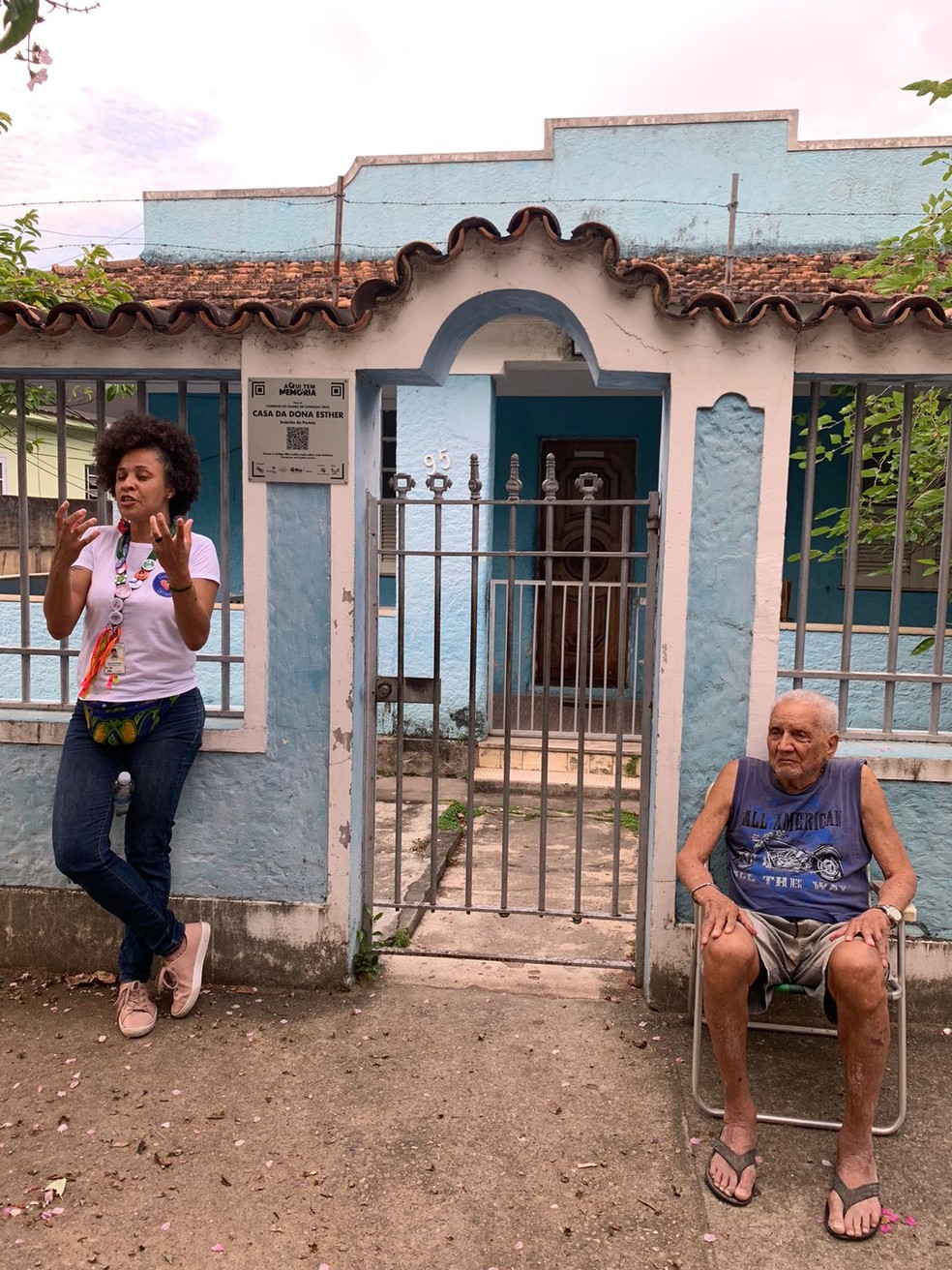 A arquiteta e guia de turismo Karolynne Duarte e Seu Mirinho, sobrinho de Dona Esther, durante a Rota de Samba — Foto: Divulgação