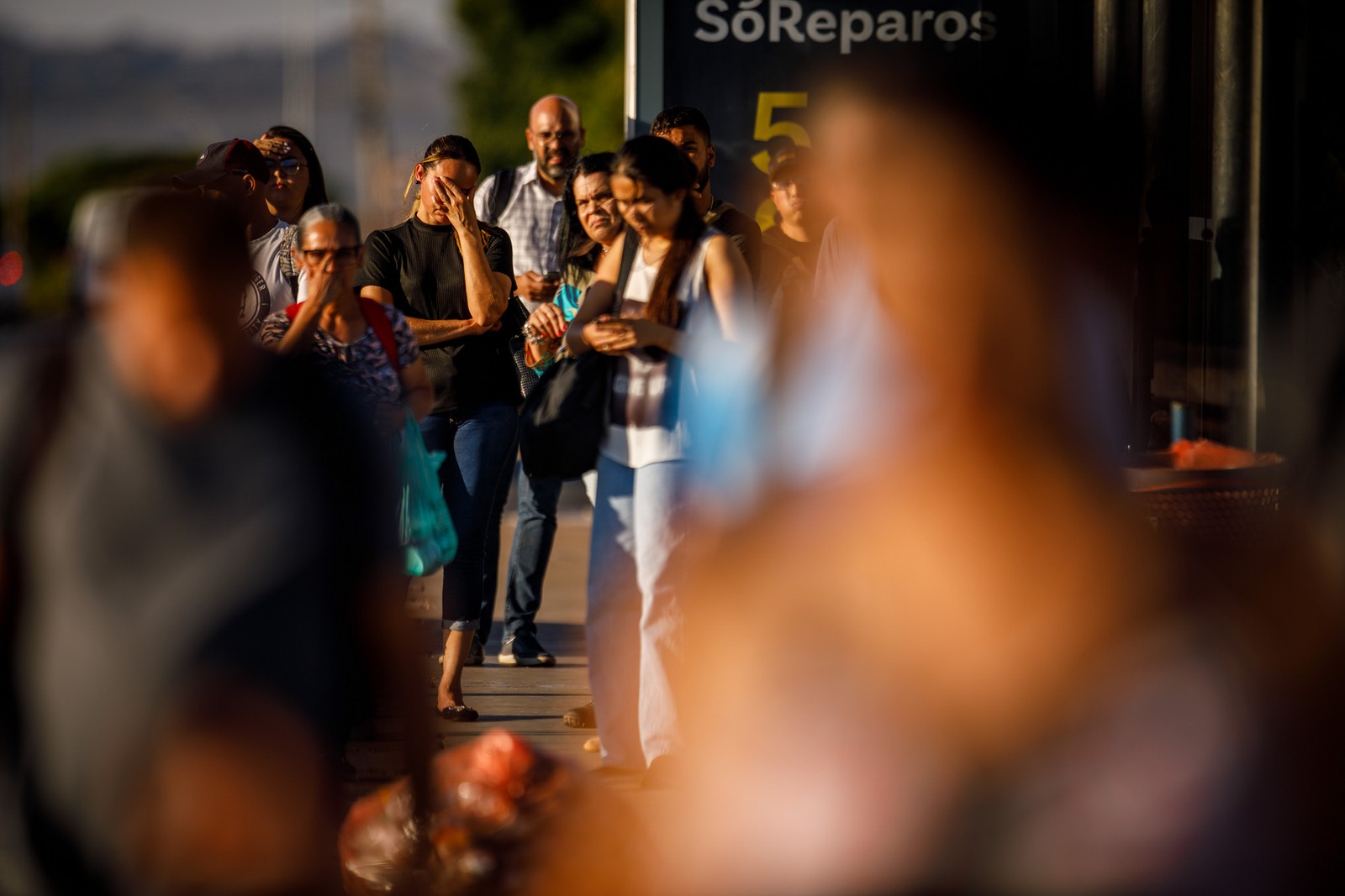 Passageiros enfrentam forte calor nos pontos de ônibus em Brasília. — Foto: Brenno Carvalho/Agência O Globo
