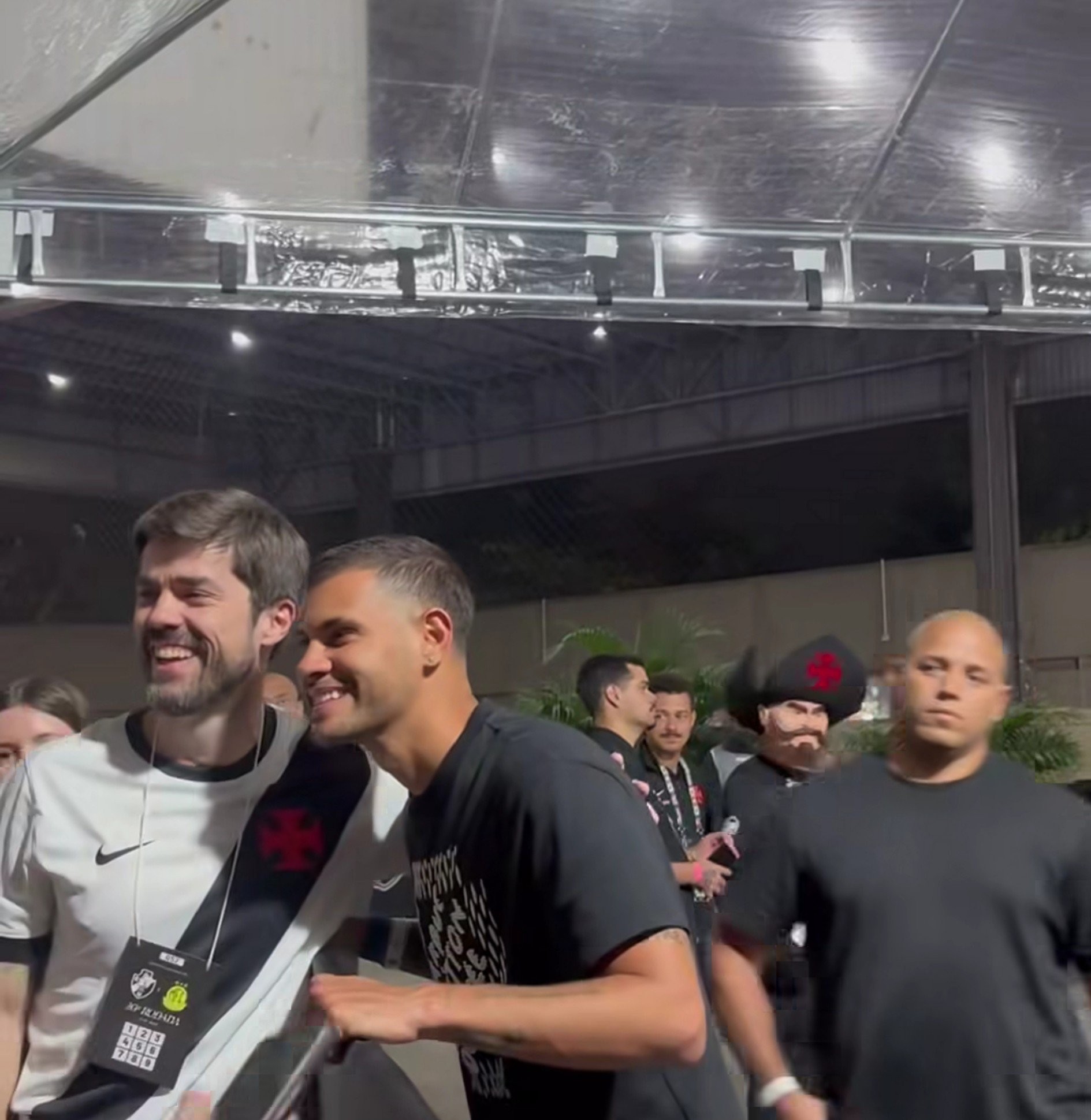 Bruno Guimarães prestigia Vasco em São Januário