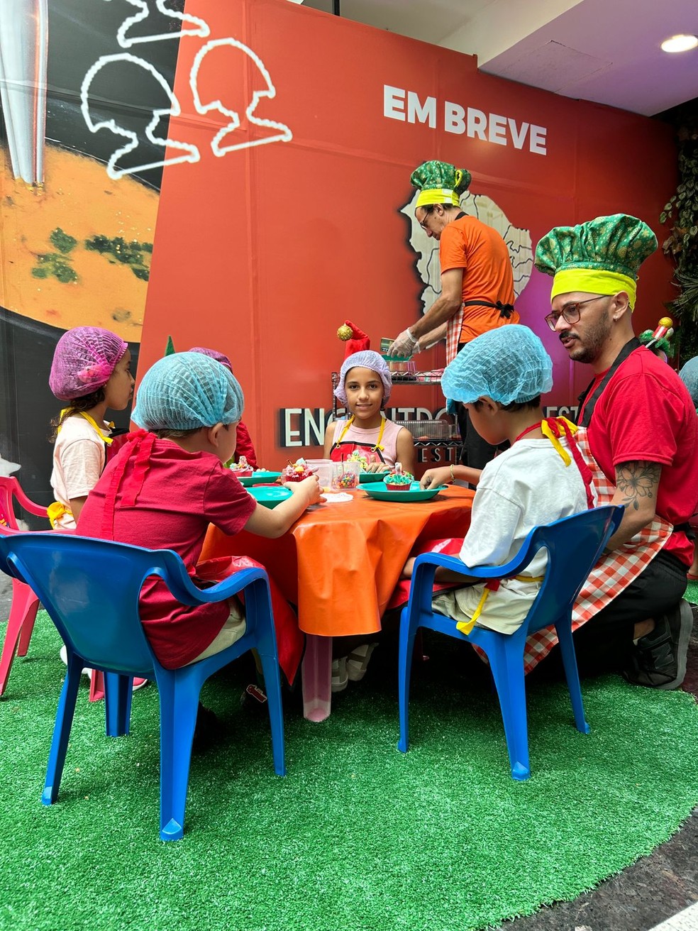 Children preparing cupcakes at Casa&Gourmet Shopping Center — Photo: Disclosure/Casa&Gourmet