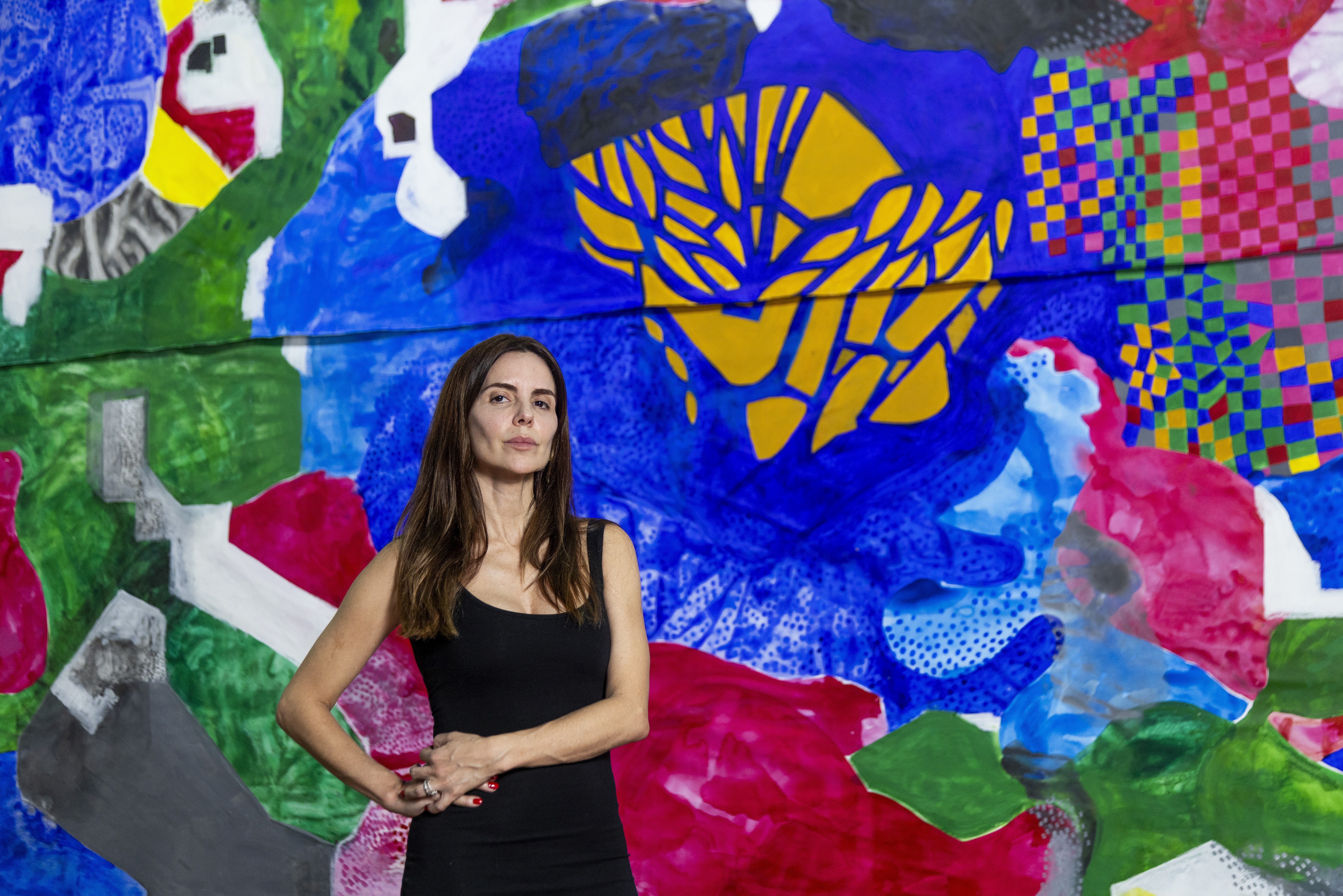 Paula Parisot transforma experiência pessoal com disputa judicial em telas que abarcam vivências femininas