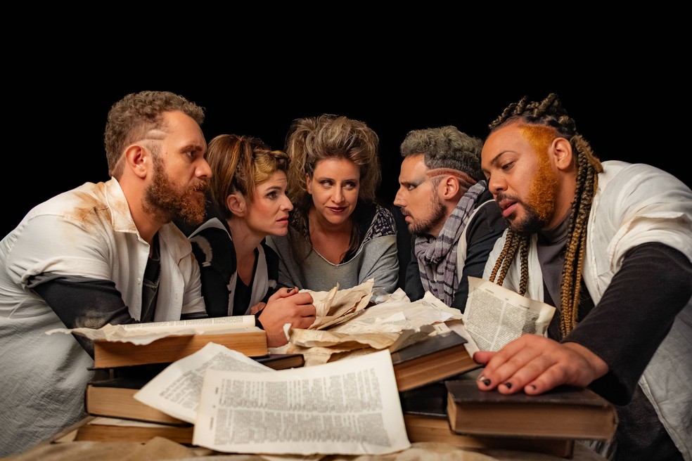 Coletivo Bando de Palhaços se imagina como traças filosóficas na peça "Como nos livros" — Foto: Divulgação/Roberto Carneiro