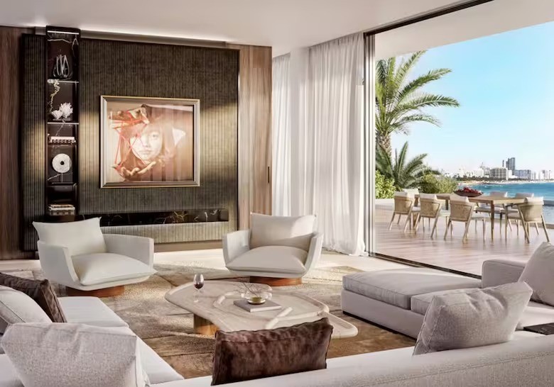 A propriedade beira-mar conta com nove quartos, 13 banheiros, academia, spa, sala de cinema, piscina e cozinha gourmet. — Foto: Reprodução