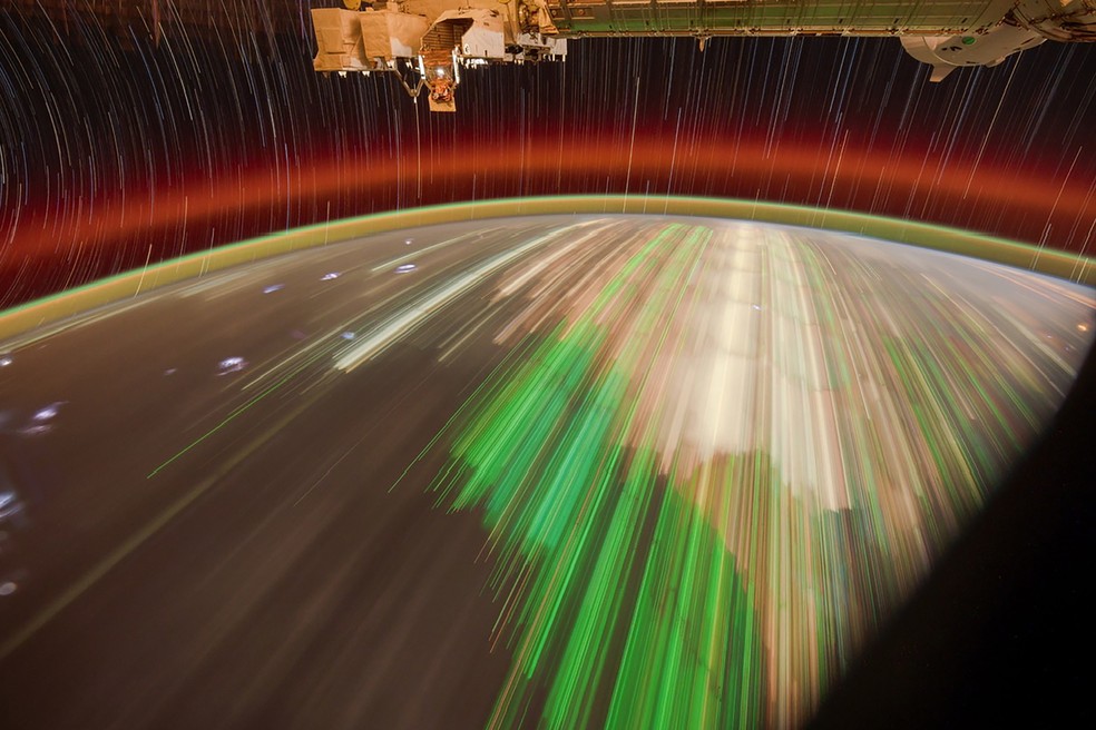 Don Pettit fotografou faixas verdes das luzes usadas por barcos de pesca na costa da Tailândia para atrair lulas — Foto: Don Pettit/Nasa via The New York Times