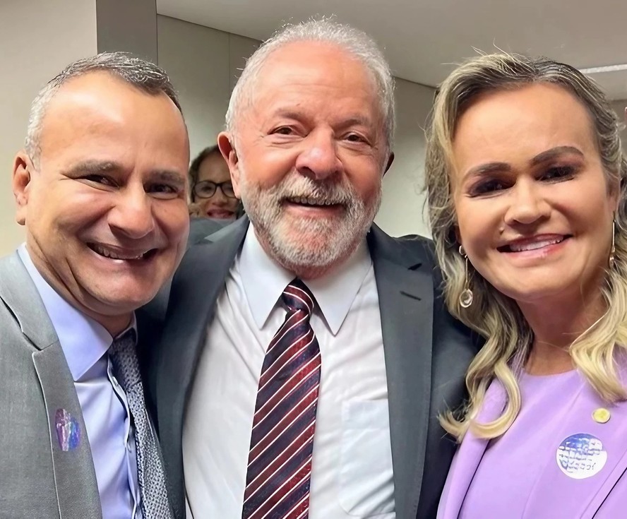 O presidente Lula ao lado do prefeito de Belford Roxo (RJ), Waguinho, e da ministra do Turismo, Daniela Carneiro