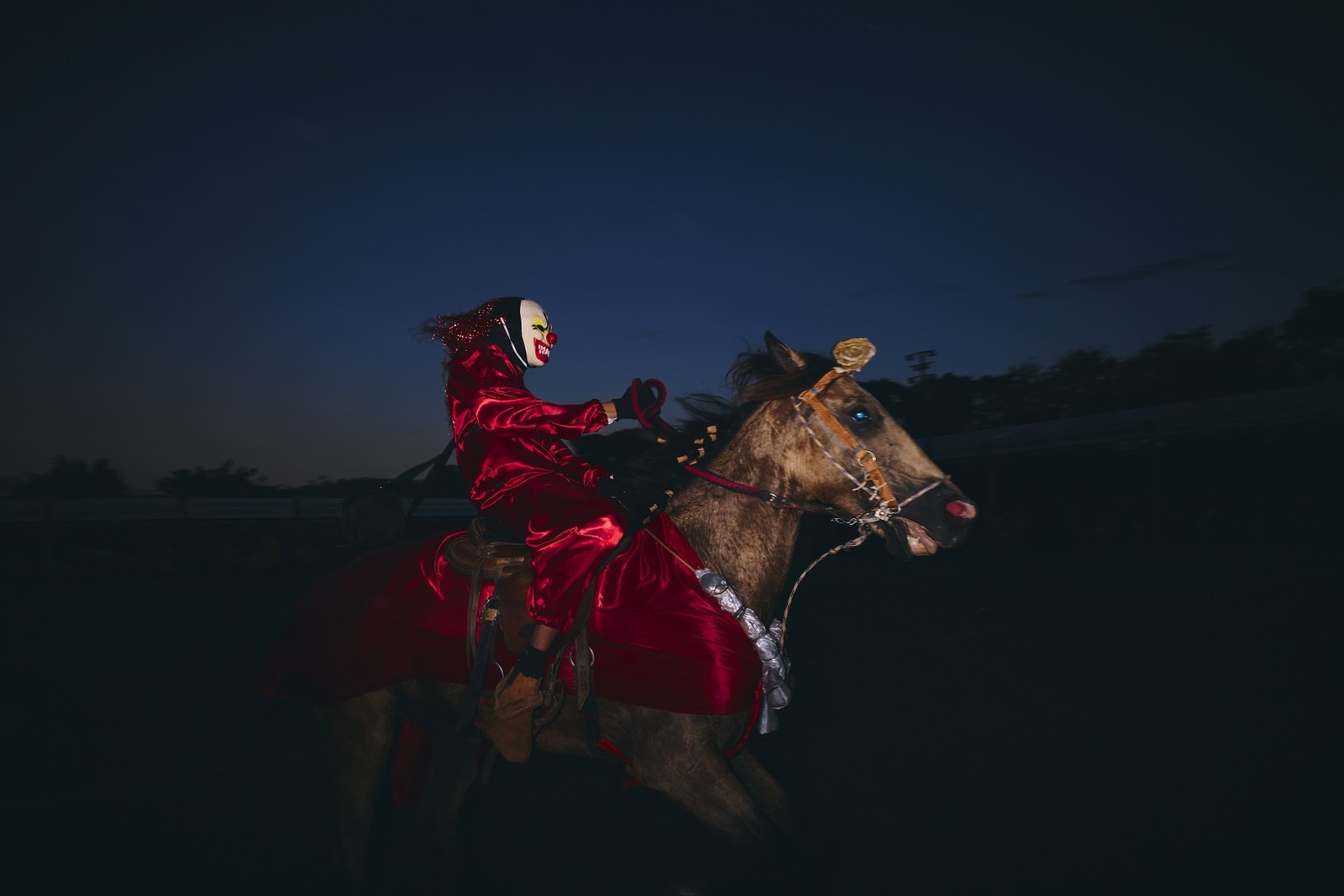 Fotos do ato 'Profano', na exposição 'Curucucu divino' — Foto: Divulgação/Fernando Young