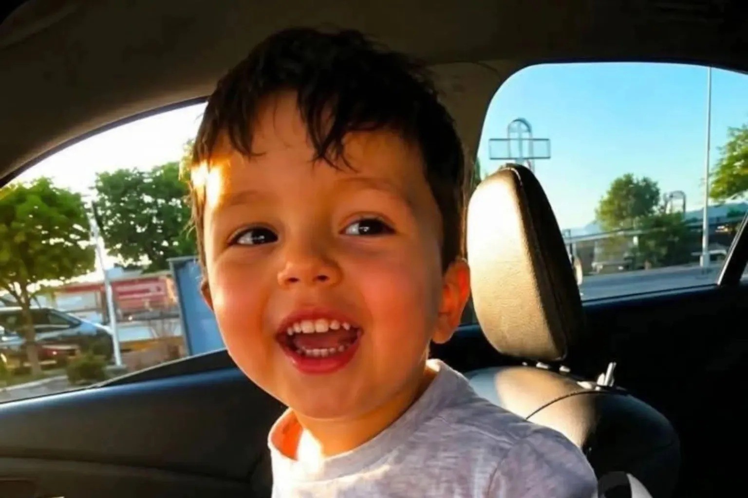 Esquecido por mais de 12 horas em carro a 33°C, menino de 3 anos morre no México; mãe é investigada