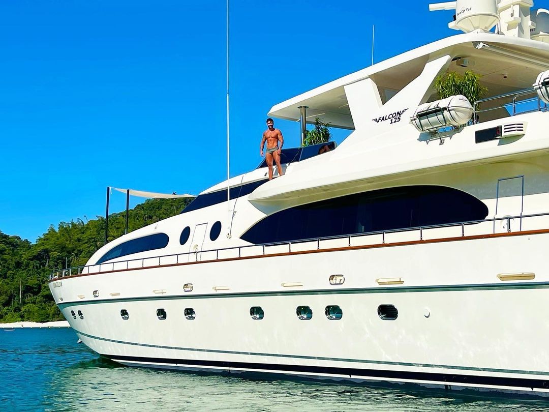 Gusttavo Lima comprou iate de luxo de Roberto Carlos, o Lady Laura IV, por R$ 25 milhões — Foto: Reprodução Instagram