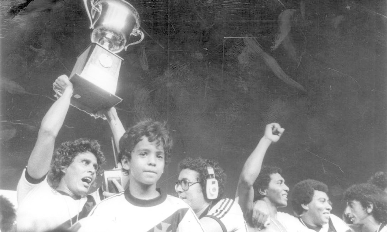 Roberto Dinamite ergue p troféu de campeão estadual pelo Vasco em 1982 — Foto: Jorge Marinho / Agência O Globo