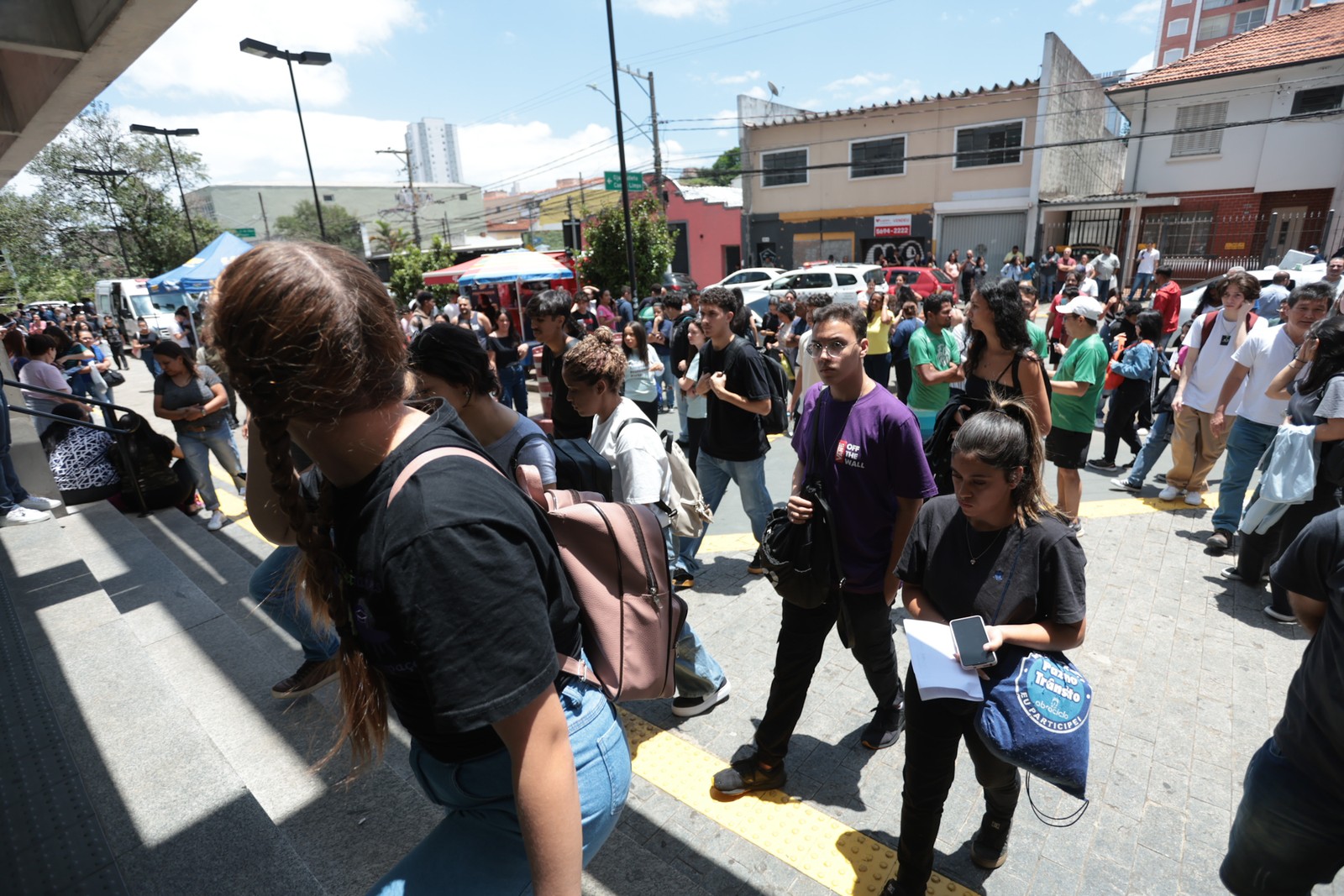 Alunos chegam para o primeiro dia de prova na Chácara Santo Antônio, UNIP, em São Paulo — Foto: Maria Isabel Oliveira / Agência O GLOBO.