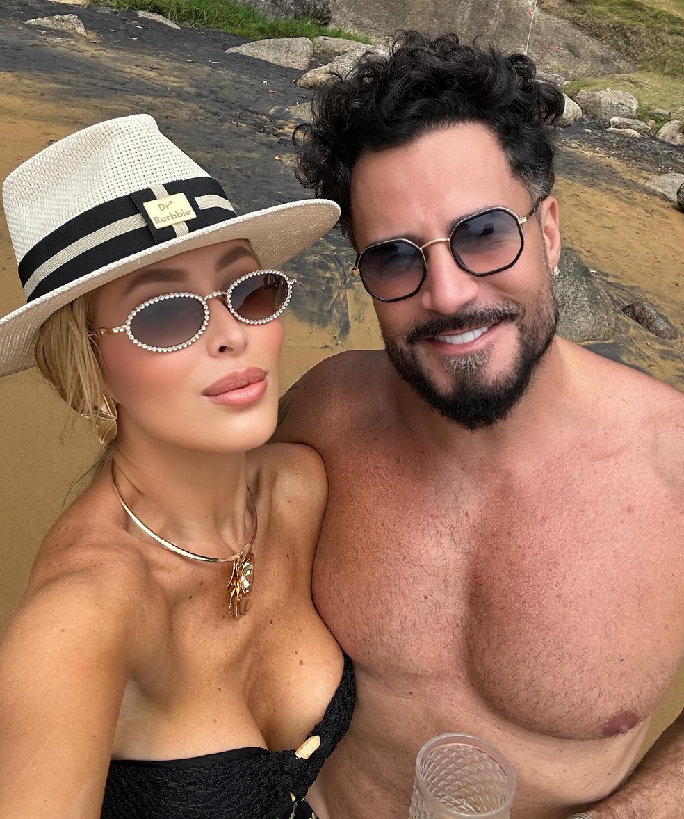 Latino e a noiva Raffa Rarbbie — Foto: Reprodução/Instagram