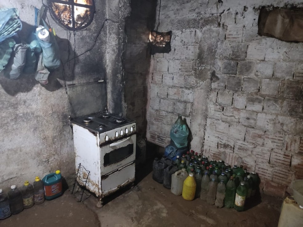 Cozinha da casa onde pessoas eram mantidas em cárcere privado na Zona Oeste do Rio  — Foto: Divulgação