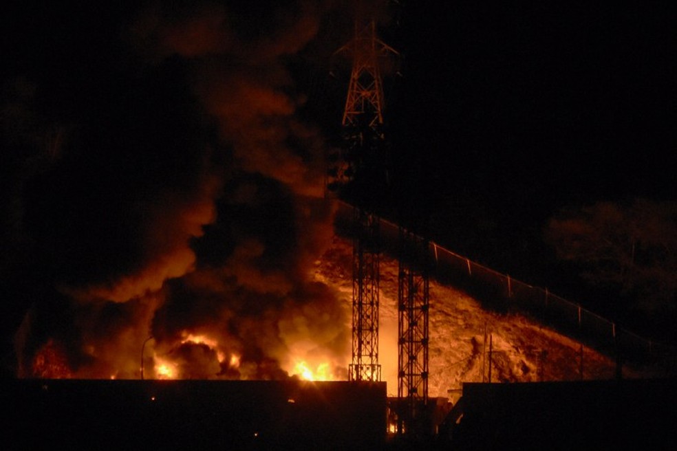 Forte Tiuna, maior complexo militar da Venezuela, &eacute; visto com fogo ap&oacute;s s&eacute;rie de explos&otilde;es em Caracas &mdash; Foto: Luis JAIMES / AFP