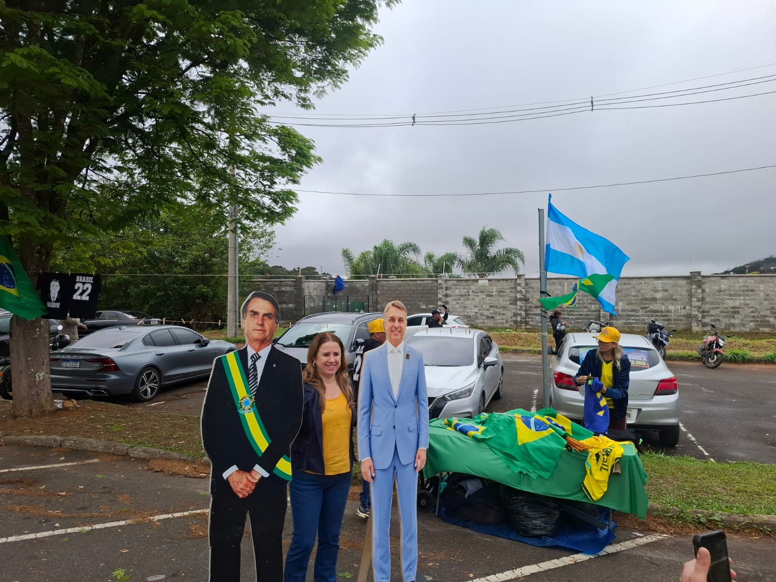 Mau tempo faz Flávio Bolsonaro cancelar motociata e comício em cidade onde pai sofreu facada