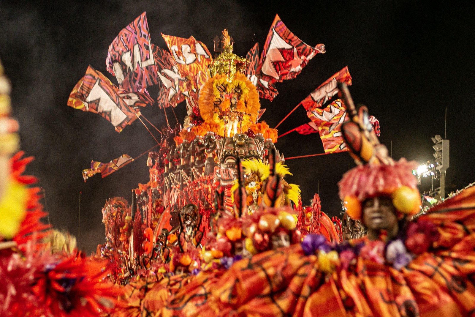 O desfile “Fala, Majeté! Sete Chaves de Exu”, do Acadêmicos do Grande Rio, foi campeão do Carnaval de 2022. Fotos estão expostas no Museu de Arte do Rio (MAR) — Foto: Divulgação