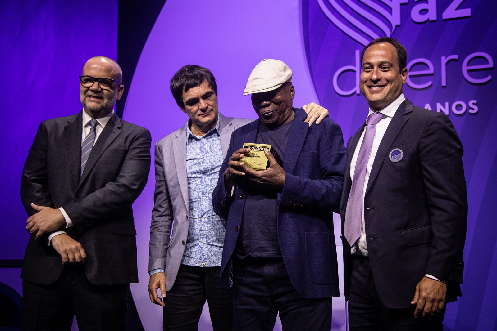 Milton Nascimento recebe o prêmio de personalidade do ano no Faz Diferença 2022. — Foto: Hermes de Paula / Agência O Globo