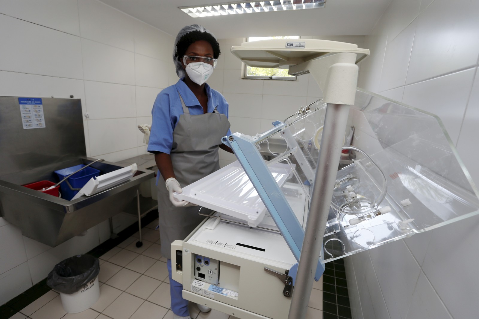 Profissionais da Comlurb fazem limpeza de incubadoras em três maternidades públicas — Foto: Fabiano Rocha