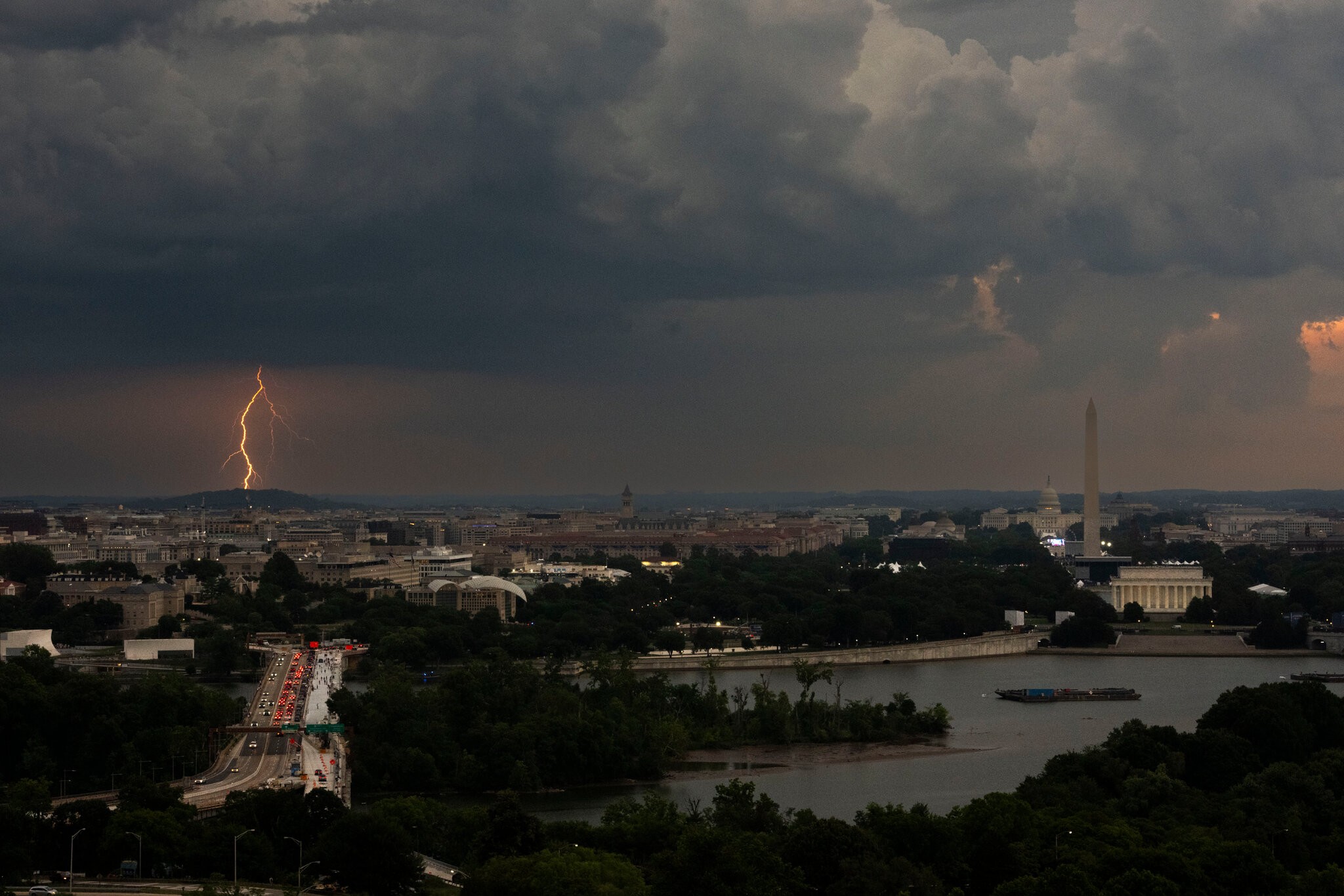 Condições climáticas extremas atrapalham celebrações dos 250 anos da independência dos EUA e atrasam discurso de Trump
