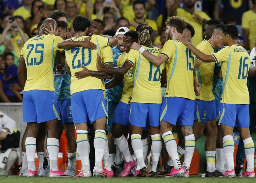 A sele&ccedil;&atilde;o brasileira no amistoso contra o Panam&aacute;, no Maracan&atilde;, antes da Copa