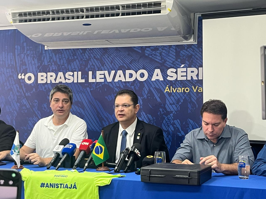 O deputado Sóstenes Cavalcante em coletiva no Rio