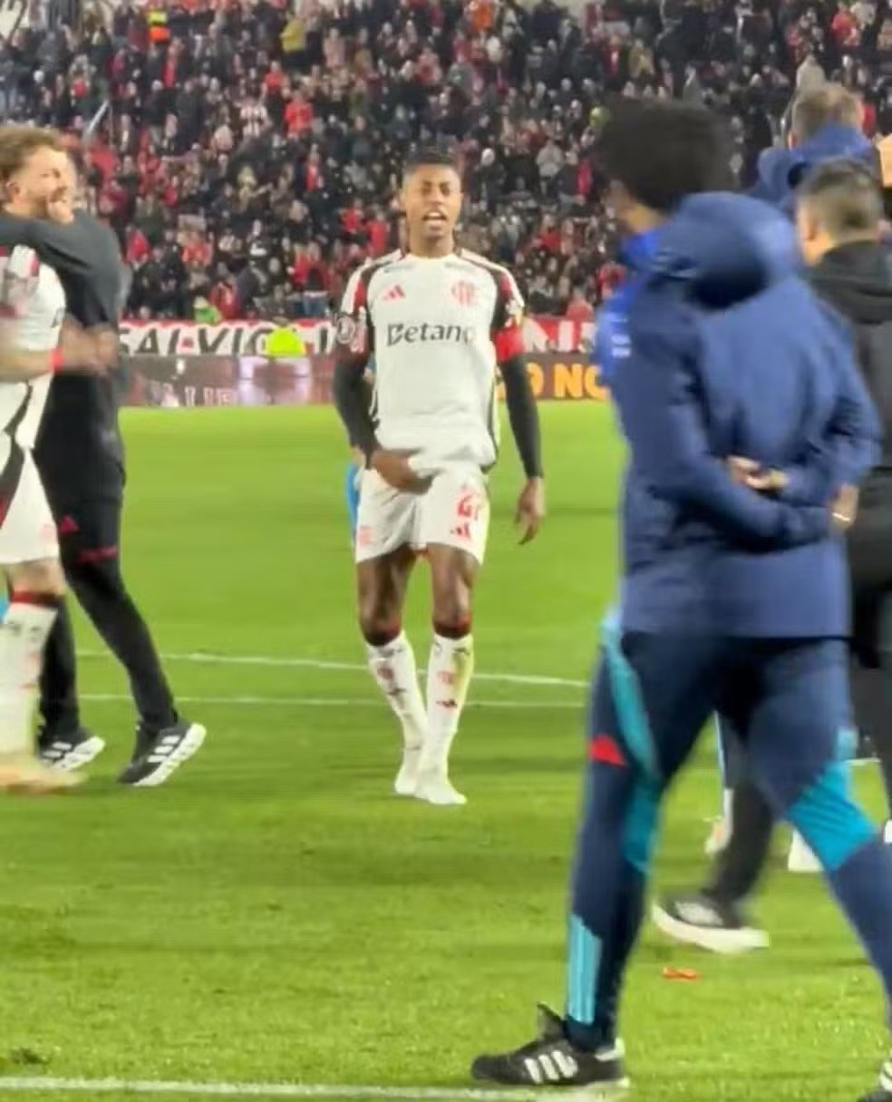 Bruno Henrique virou alvo de processo disciplinar da Conmebol por conta de gestos obscenos — Foto: Reprodução