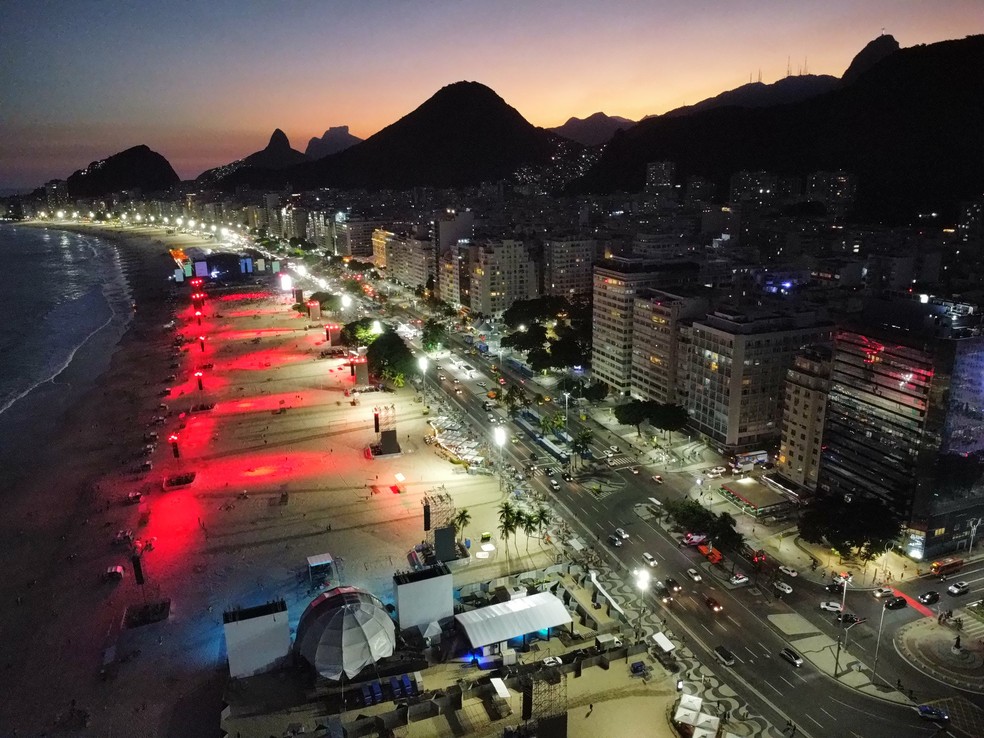 Palco para o show de Lady Gaga será montado na altura do Posto 2 da Praia de Copacabana — Foto: Custódio Coimbra / Agência O Globo / 03-05-2024