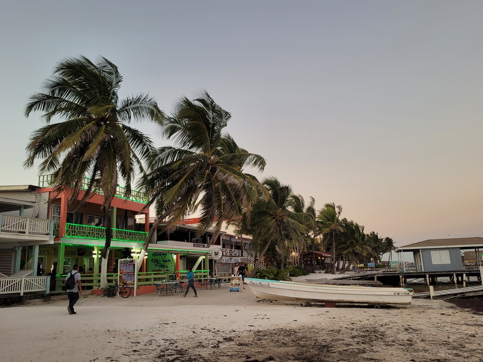 Restaurantes de frente para uma praia em San Pedro, principal vilarejo da ilha de Ambergris Caye, em Belize — Foto: Eduardo Maia / O Globo