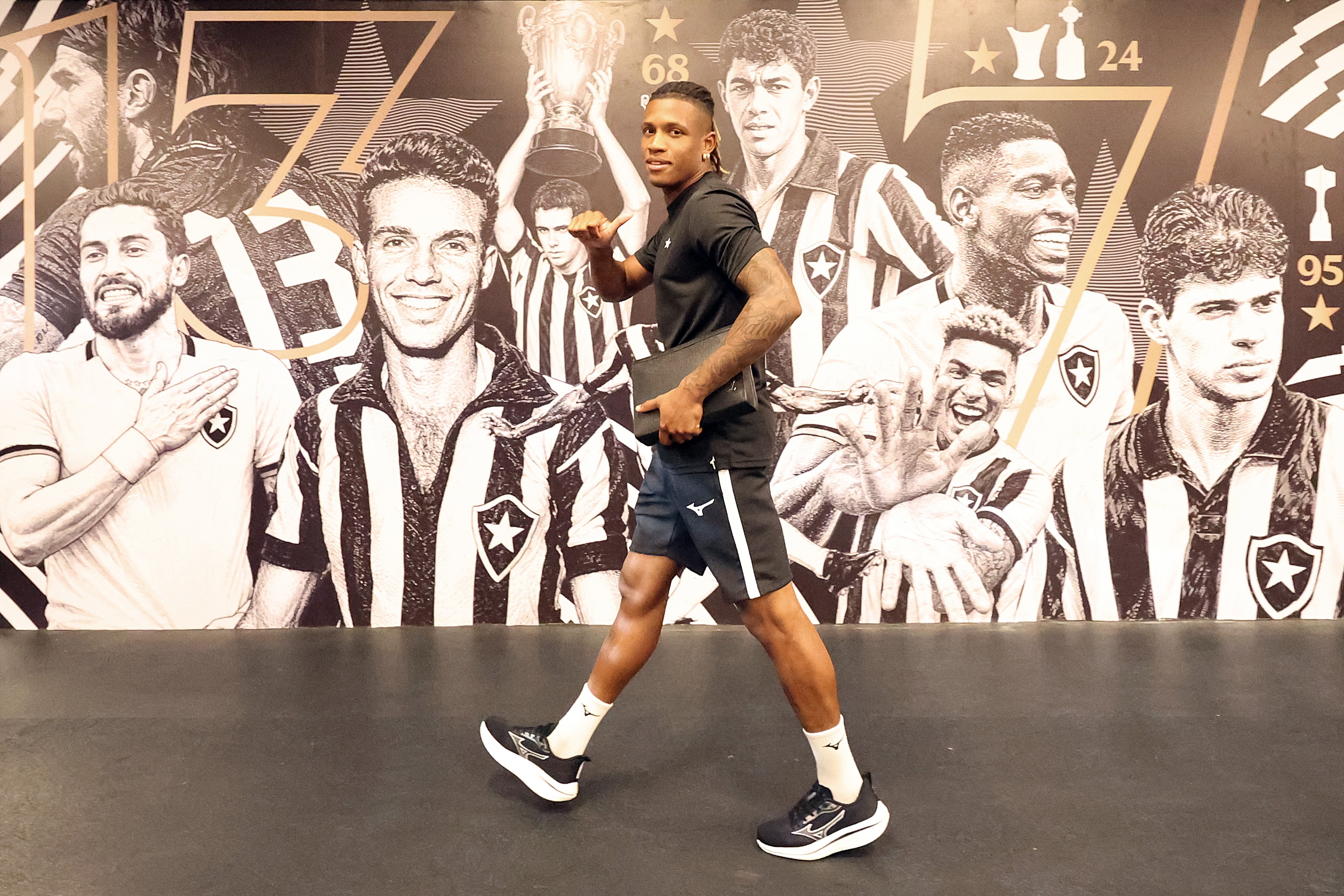 Danilo sente dores musculares e desfalca o Botafogo contra o Remo