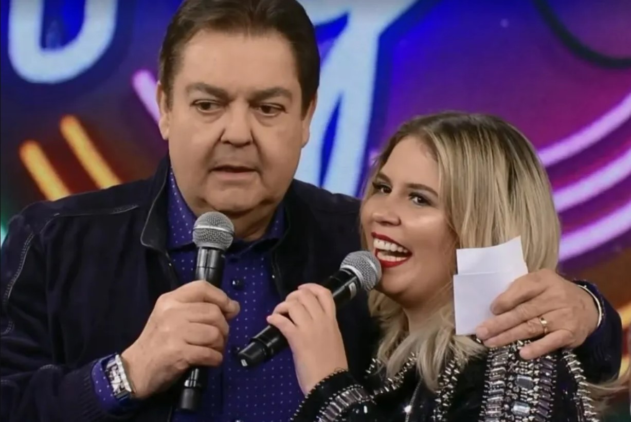 Faustão com a cantora Marília Mendonça, no 'Domingão do Faustão', em 2018 — Foto: Reprodução/TV Globo