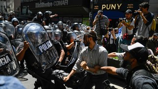 Houve tumulto durante a dispersão da multidão, na tarde desta quarta-feira, e agentes de segurança entraram em confronto com manifestantes — Foto: LUIS ROBAYO / AFP